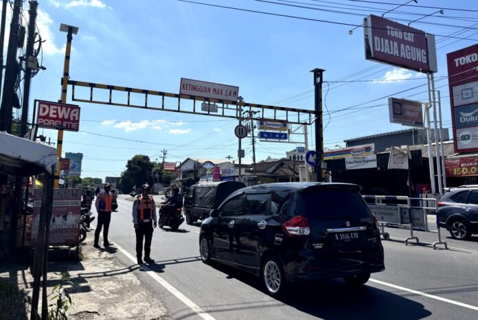 Petugas Dishub Kota Semarang terus melakukan pengawasan kendaraan yang akan melintas di turunan Silayur tepatnya di portal pembatas di Jalan Prof. Dr. Hamka, Kecamatan Ngaliyan, Kota Semarang