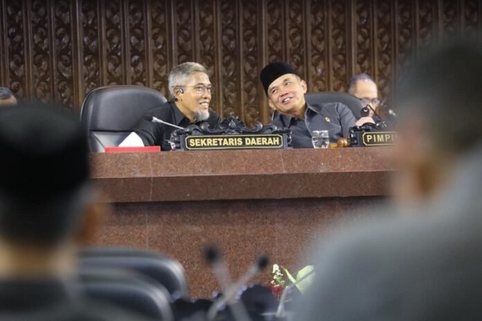 Ketua DPRD Jateng Sumanto bersama Sekda Jateng Sumarno dalam rapat paripurna