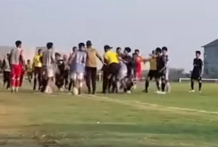 Kericuhan antar pemain pada laga Piala Soeratin U17 Jateng