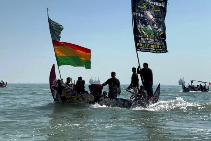 Warga yang naik kapal ketika larung sesaji pada Sedekah Laut nelayan Tanggulsari Mangunharjo Tugu Semarang