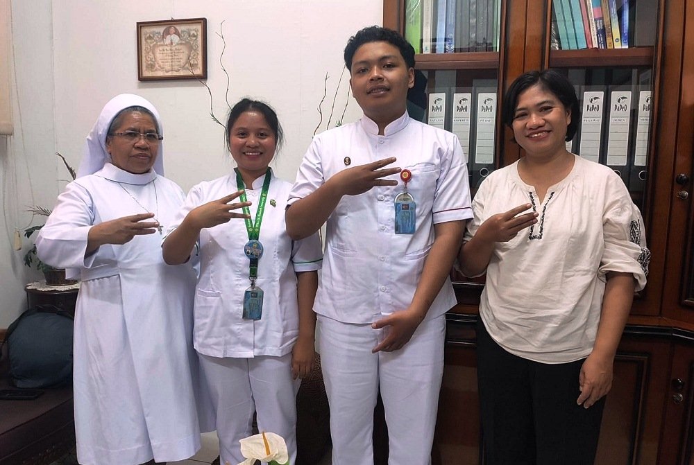 Stikes Elisabet Mahasiswa berprestasi berfoto bersama dengan Ketua Panitia dan Ketua STiKes Elisabeth Semarang usai mengikuti ucap janji mahasiswa keperawatan