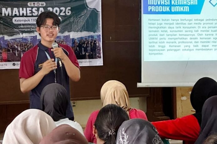 Koordinator Desa MAHESA Mojoagung UPGRIS 2026, Imam Suyuti saat menyampaikan sosialisasi