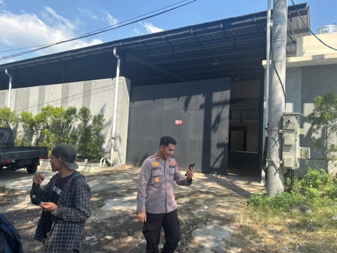 Suasana depan pabrik di Kawasan Industri Candi (KIC), Kota Semarang pasca terjadi ledakan pada Rabu (1/7/2026) pagi. (Foto:Kamal)
