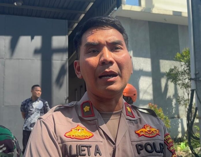 Kapolsek Ngaliyan, Kompol Aliet Alphard saat di depan lokasi ledakan tabung pabrik Kawasan Industri Candi (KIC), Kota Semarang.
