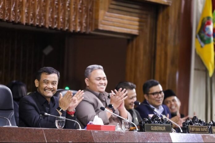 Gubernur Jateng Ahmad Luthfi ketika mengikuti Rapat Paripurna DPRD Jawa Tengah di Gedung Berlian, Semarang, Kamis (2/7/2026).