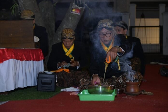 Prosesi jamasan Kyai Pamot, benda pusaka milik Pemkab Karanganyar.
