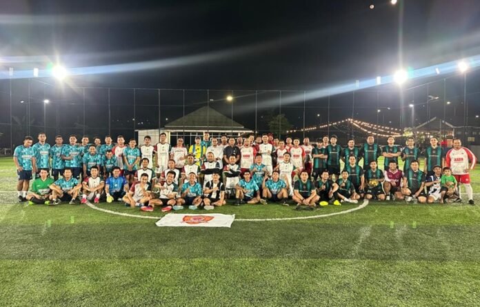 Tim IKADIN, Kejari, IPPAT, BPN berfoto bersama usai pertandingan persahabatan.