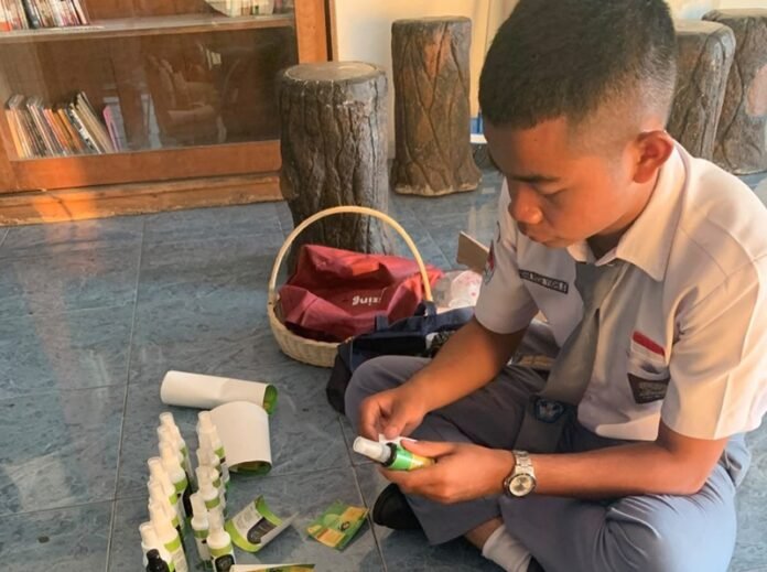 Siswa SMK Negeri Jateng ketika kegiatan pembelajaran Produk Kreatif dan Kewirausahaan (Foto:ist)