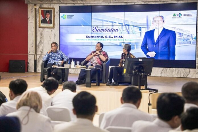 Sekda Jateng Sumarno saat sosialisasi implementasi Permenkes Nomor 6 Tahun 2026 dan iDRG di RSUD Dr. Moewardi, Surakarta, Sabtu (4/7/2026).