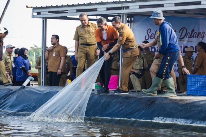 Gubernur Jateng Ahmad Luthfi dan Sekda Jateng Sumarno ketika panen raya udang vaname di Loka Perbenihan dan Budidaya Ikan (PBI) Tugu, Kawasan Industri Wijayakusuma (KIW), Kota Semarang, Senin (6/7/2026).