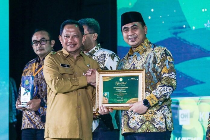 Wakil Gubernur Jateng Taj Yasin Maimoen ketika menerima penghargaan Anugerah Adinata Syariah 2026 di Auditorium Bank Mega, Jakarta, Senin (6/7/2026).(Foto:ist)
