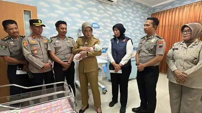 Wakil Wali Kota Surakarta Astrid Widayani menggendong bayi yang ditemukan di Kereta Api Sancaka di RS Bhayangkara. (Foto:ist)