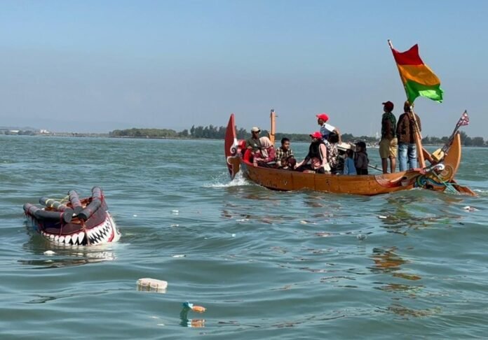 Warga yang naik kapal ketika larung sesaji pada Sedekah Laut nelayan Tanggulsari Mangunharjo Tugu Semarang Selasa (7/7/2026) (Foto:kamal)