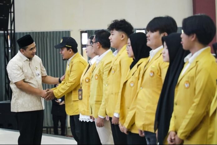 Wakil Gubernur Jateng Taj Yasin Maimoen ketika melepas KKN mahasiswa Unsoed (Foto:ist)