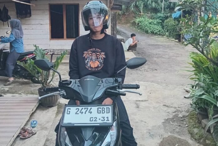 Azmi mahasiswa Program Studi Hukum Ekonomi Syariah, Fakultas Syariah, UIN Walisongo Semarang bersama motor kesayangannya. (Foto : Alif)
