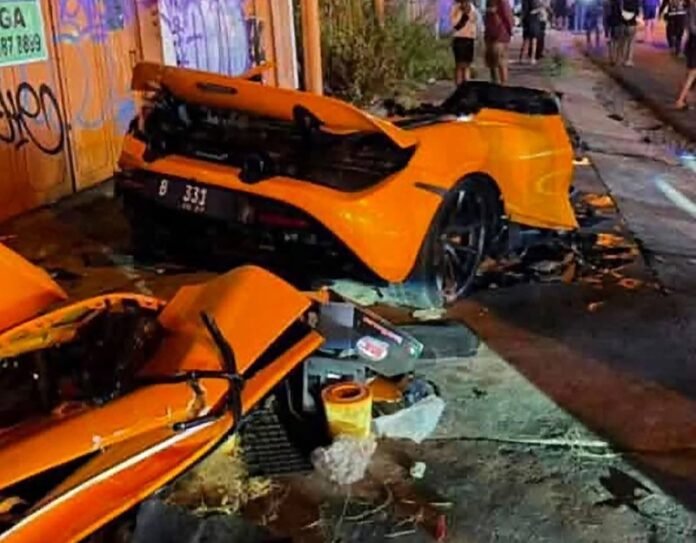 Mobil yang alami kecelakaan terbelah dua (Foto:ist)
