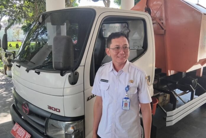 Kepala Disdagperinnaker UMKM Agung Wahyu Utomo usai penyerahan bantuan kontainer sampah sumbangan Bank Jateng. (Foto:Iwan)