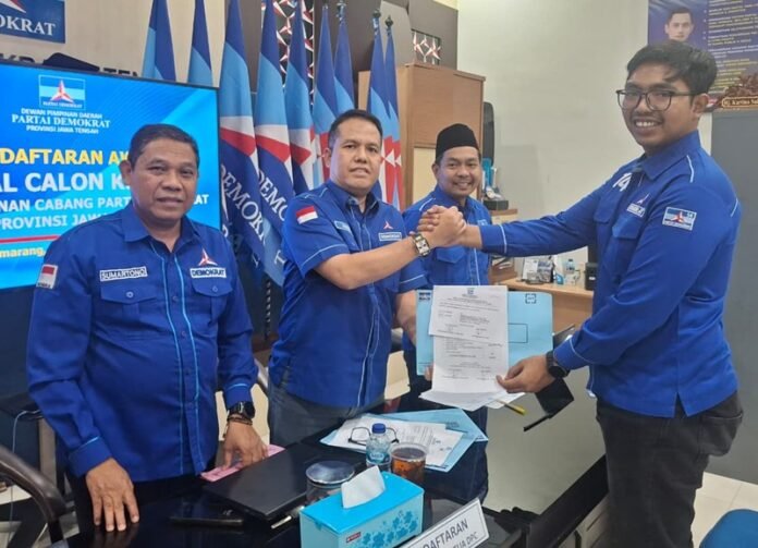 Muhammad Mubarok, menyerahkan berkas pendaftaran calon Ketua DPC Partai Demokrat kepada panitia. (Foto:ist)