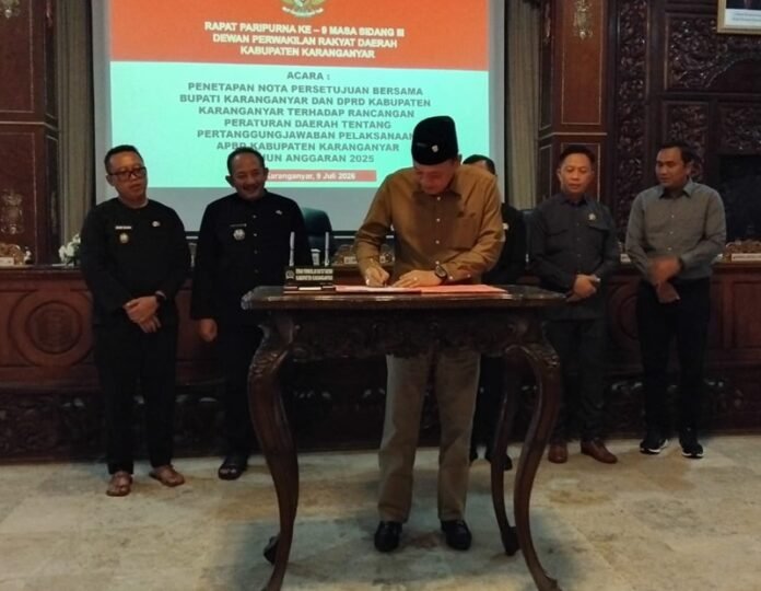 Ketua DPRD Karanganyar Bagus Selo menandatangani kesepakatan bersama Raperda pertanggungjawaban bupati tahun anggaran 2025. (Foto: Iwan).