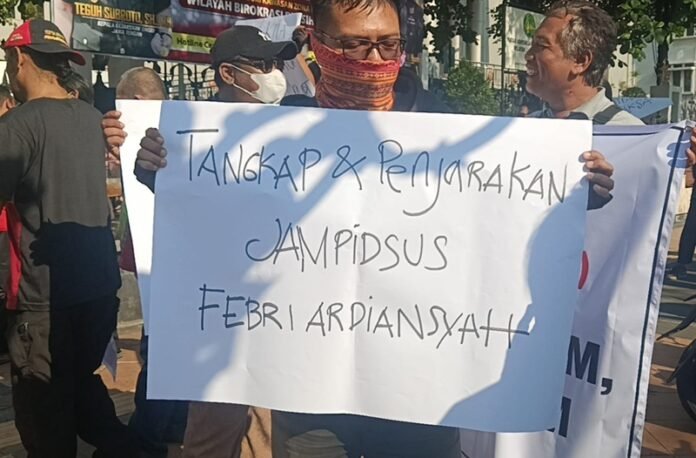 Aliansi Masyarakat Semarang Anti Korupsi (ASMAK) ketika aksi unjuk rasa di depan Kantor Kejaksaan Tinggi (Kejati) Jawa Tengah, Kamis (9/7/2026).(Foto: Dok)