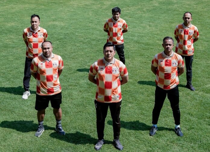 Tim pelatih Kendal Tornado FC (Foto:ist)