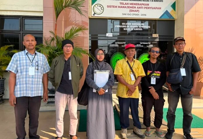 Lima pekerja Suara Merdeka didampingi kuasa hukum Amadela Andra Dynalaida ketika di PN Semarang (Foto:Kamal)