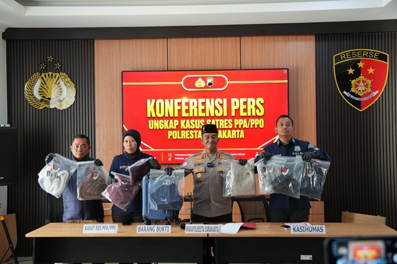 Wakapolresta Surakarta Kombes Pol Sigit menunjukkan barang bukti pembuangan bayi. Wakapolresta Surakarta Kombes Pol Sigit menunjukkan barang bukti pembuangan bayi. (Foto:ist)