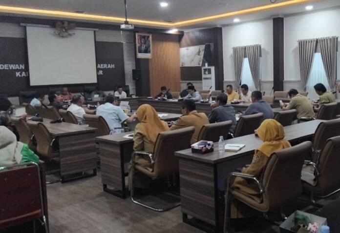 Plt Kepala Desa Jaten Andhi Almaududi bersama warga Perumahan Griya Adi I RT 05 RW 03, Dusun Bulu, saat melakukan audiensi bersama Komisi A dan C DPRD Karanganyar.