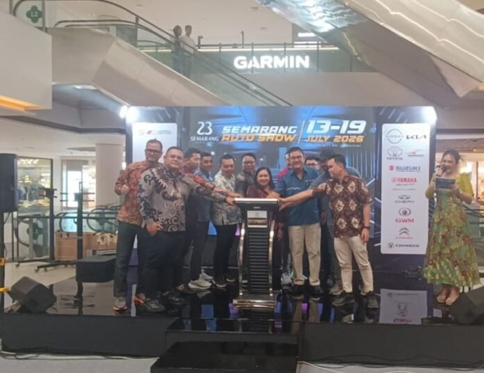 Perwakilan dealer bersama sama membuka Semarang Auto Show 2026 di Mal 23 Semarang