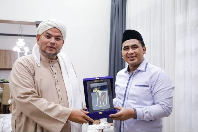 Wakil Gubernur Jateng Taj Yasin Maimoen ketika menerima kunjungan Pimpinan Pondok Pesantren Al Muhibbin, Malaka, Muhammad Hadi Al Muhibbin, di Rumah Dinas Wakil Gubernur Jawa Tengah, Semarang, Senin (13/7/2026).