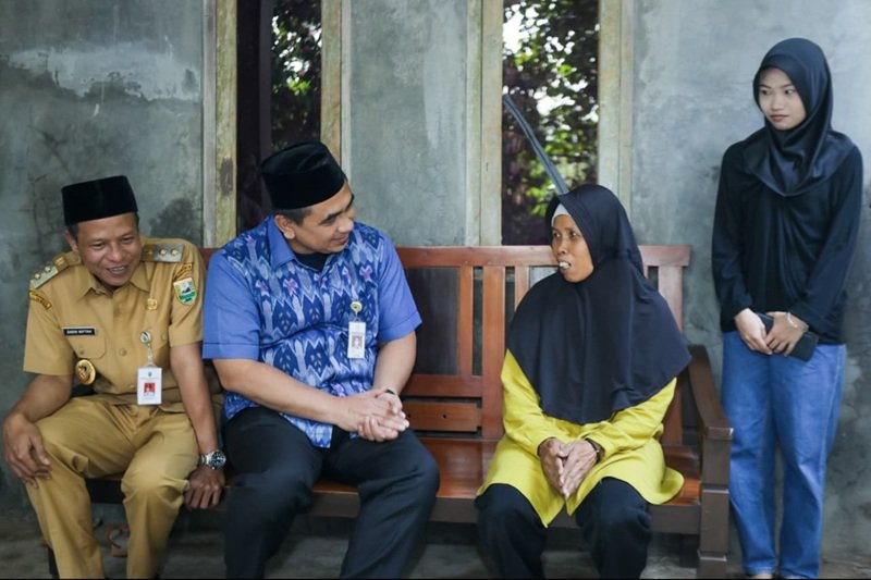 Wakil Gubernur Jawa Tengah Taj Yasin Maimoen saat meninjau rumah penerima bantuan RTLH milik Sailah warga Desa Ayamputih, Kecamatan Buluspesantren, Kabupaten Kebumen, Selasa (14/7/2026). Wakil Gubernur Jawa Tengah Taj Yasin Maimoen saat meninjau rumah penerima bantuan RTLH milik Sailah warga Desa Ayamputih, Kecamatan Buluspesantren, Kabupaten Kebumen, Selasa (14/7/2026).