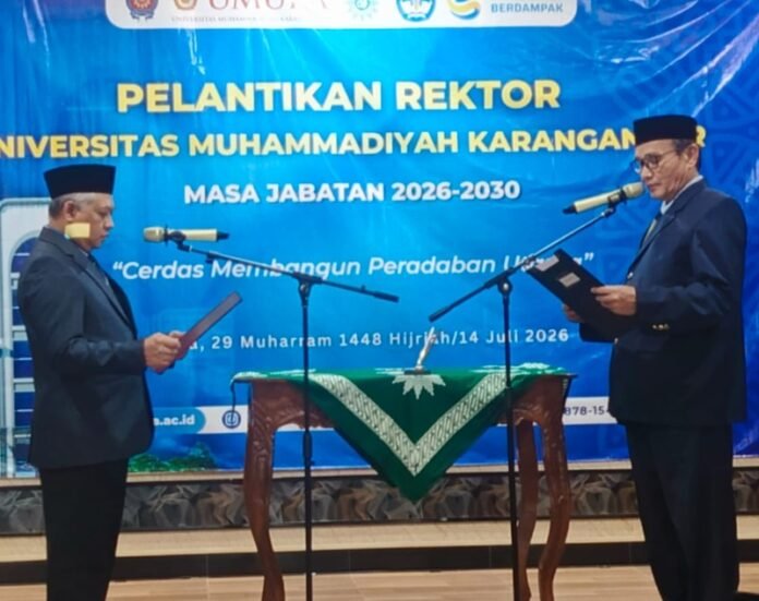Muh Samsuri kembali dilantik sebagai Rektor UMUKA.(Foto: Iwan).