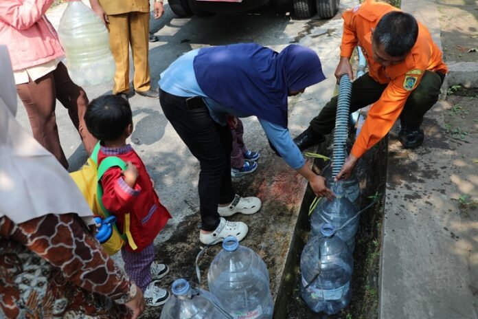 BPBD Klaten ketika berikan air bersih untuk warga di Lereng Gunung Merapi