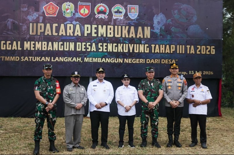 Wakil Gubernur Jateng Taj Yasin Maimoen membuka TMMD Reguler ke-129 dan TMMD Sengkuyung Tahap III 2026 di Lapangan Desa Bingkeng, Dayeuhluhur, Cilacap, Rabu (15/7/2026). Wakil Gubernur Jateng Taj Yasin Maimoen membuka TMMD Reguler ke-129 dan TMMD Sengkuyung Tahap III 2026 di Lapangan Desa Bingkeng, Dayeuhluhur, Cilacap, Rabu (15/7/2026).(Foto:ist)