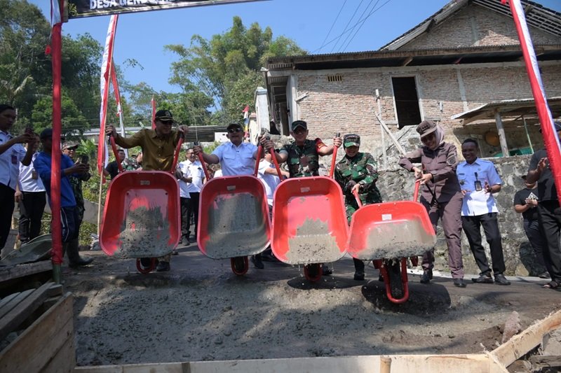 Bupati Karanganyar Rober Christanto didampingi Wakil Bupati bersama Forkompimda memulai proses pembangunan jembatan penghubung dua desa. Bupati Karanganyar Rober Christanto didampingi Wakil Bupati bersama Forkompimda memulai proses pembangunan jembatan penghubung dua desa.(Foto:ist)