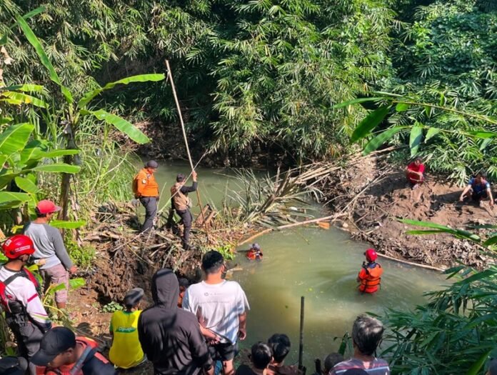 Tim SAR Gabungan melakukan pencarian di saluran Irigasi Singomerto, Desa Kalibenda, Kecamatan Sigaluh, Kabupaten Banjarnegara. (Foto: Dok Basarnas)