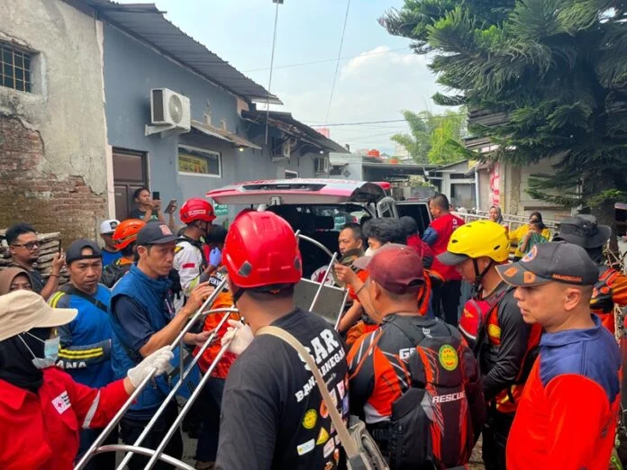 Proses evakuasi dua bocah yang tenggelam di saluran Irigasi Singomerto, Desa Kalibenda, Kecamatan Sigaluh, Kabupaten Banjarnegara.(Foto: Dok Basarnas)