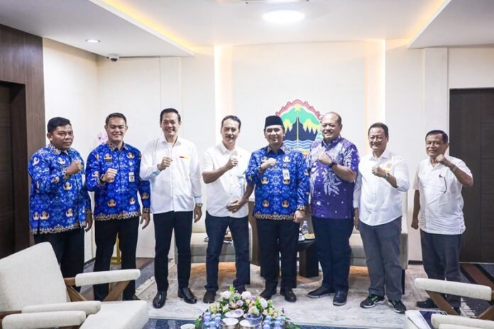 Wakil Gubernur Jateng Taj Yasin Maimoen ketika menerima audiensi KONI Jateng