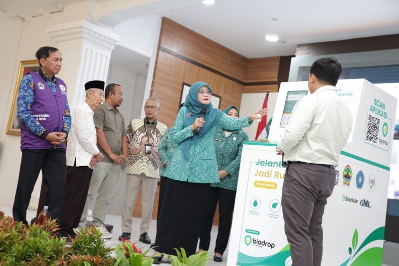 Ketua Tim Penggerak (TP) PKK Provinsi Jawa Tengah, Nawal Arafah Yasin ketika meluncurkan Gerakan Minyak Jelantah Jadi Rupiah Ketua Tim Penggerak (TP) PKK Provinsi Jawa Tengah, Nawal Arafah Yasin ketika meluncurkan Gerakan Minyak Jelantah Jadi Rupiah (Foto:ist)