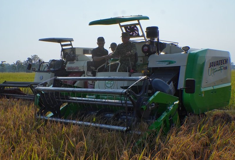 Dengan menggunakan Combine Harvester, Pangdam IV/Diponegoro melakukan panen di Desa Gaum Kecamatan Tasikmadu. Dengan menggunakan Combine Harvester, Pangdam IV/Diponegoro melakukan panen di Desa Gaum Kecamatan Tasikmadu