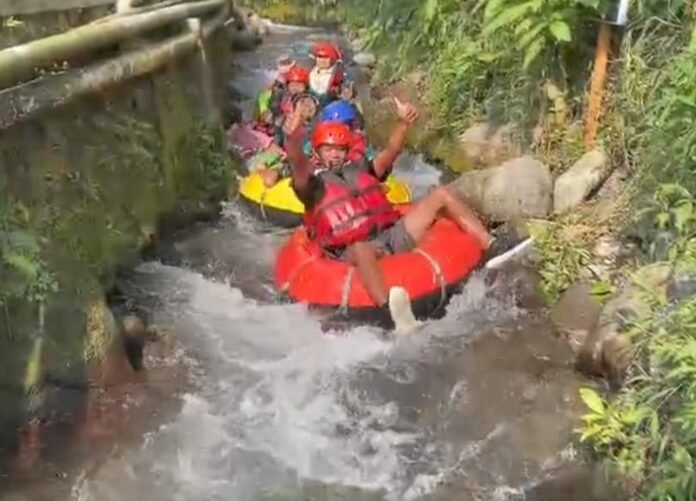 Pengunjung ketika menikmati Tubing Refitur Jumok Karanganyar
