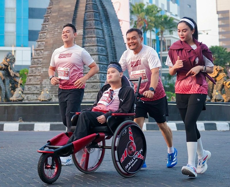 Gubernur Jateng Ahmad Luthfi berlari dengan putranya pada Sukoharjo Spektakuler Run 2026 Gubernur Jateng Ahmad Luthfi berlari dengan putranya pada Sukoharjo Spektakuler Run 2026