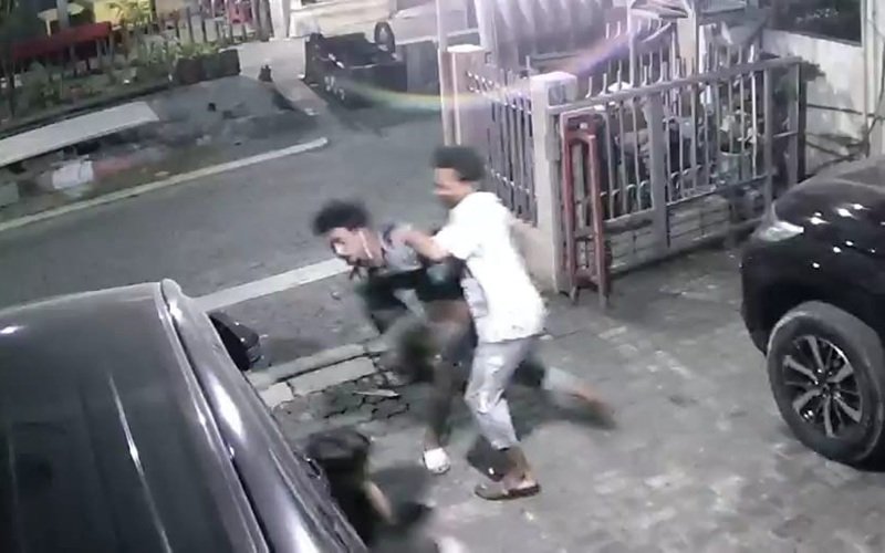 Tangkapan layar CCTV pemuda yang dianiaya di Semarang Utara Selasa (21/7/2026) dini hari Tangkapan layar CCTV pemuda yang dianiaya di Semarang Utara Selasa (21/7/2026) dini hari
