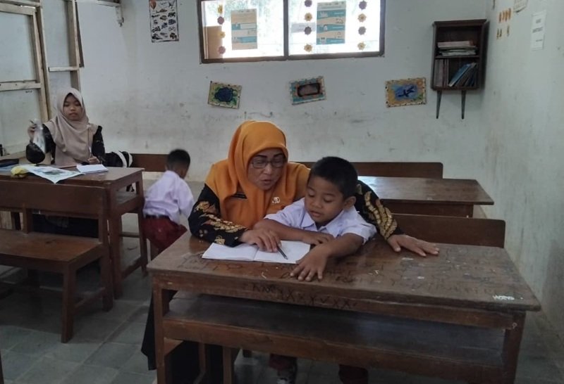 Guru SDN 04 Seloromo saat memberikan materi pelajaran di ruang kelas. Guru SDN 04 Seloromo saat memberikan materi pelajaran di ruang kelas.