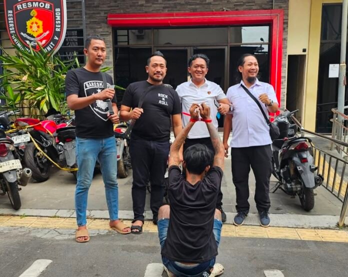 Terduga pelaku pembacokan di Semarang Utara, berinisial AW saat diamankan di Polrestabes Semarang