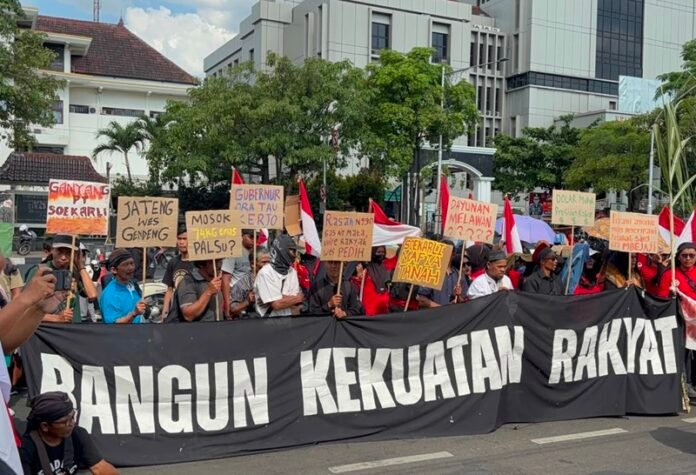 Massa dari Aliansi Jateng Guyub ketika demo di depan Gubernuran Jalan Pahlawan Semarang