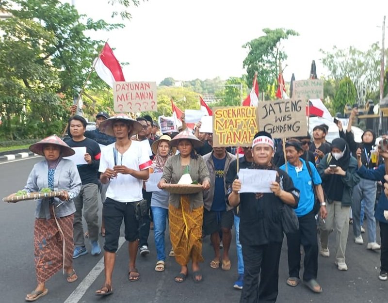 Potret ritual Nyiwer yang diakukan Aliansi Jateng Guyub mengelilingi Kantor Gubernur, Rabu (22/7/2026) sore. Potret ritual Nyiwer yang diakukan Aliansi Jateng Guyub mengelilingi Kantor Gubernur,