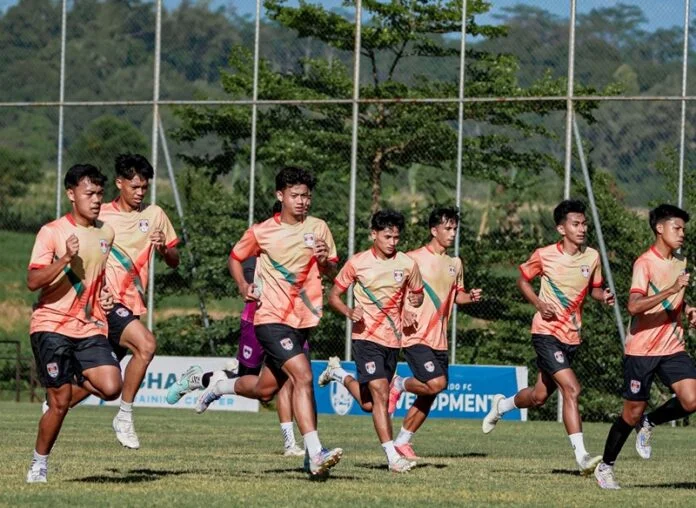 Pemain Kendal Tornado FC latihan bersama