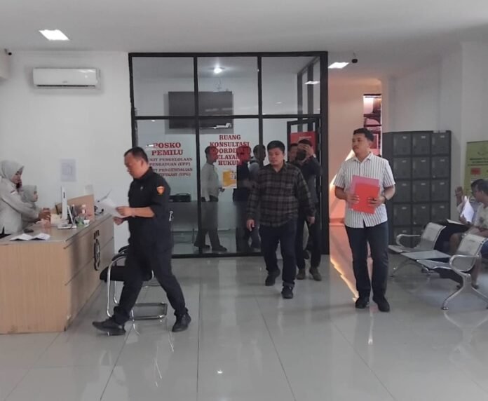 Penyidik Satreskrim Polres Karanganyar melimpahkan berkas perkara dan tersangka dalam perkara dugaan penipuan rekrutmen THL. (Foto: Iwan)