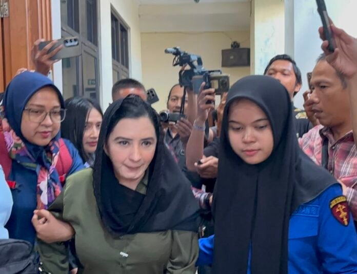 Fadia Arafiq (baju hijau) usai menjalani sidang perdana di Pengadilan Tindak Pidana Korupsi (Tipikor) Kota Semarang, Kamis (23/7/2026).